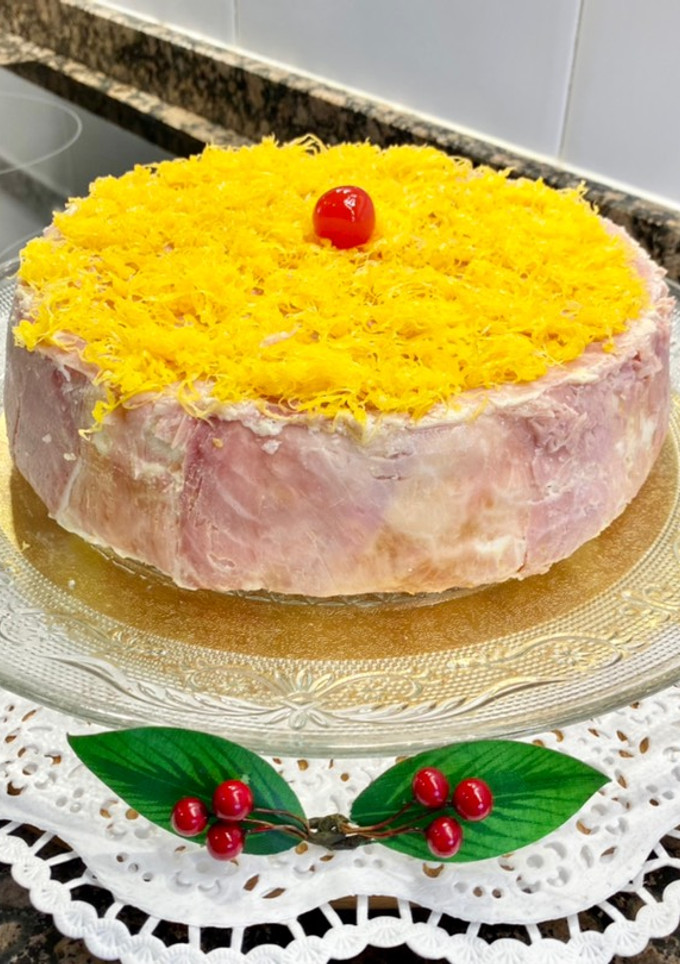 Una foto de Pastel frío de jamón, queso y huevo hilado