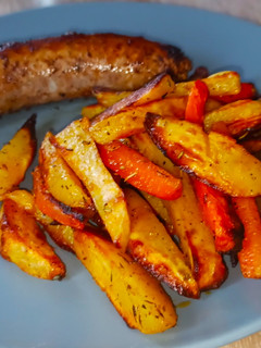 Une photo de Frites de pommes de terre et carottes au four 🥔🥕🍟