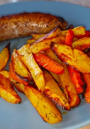 Une photo de Frites de pommes de terre et carottes au four 🥔🥕🍟