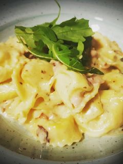 Una foto de Tortellini con salsa de quesos, portobello y sajonia