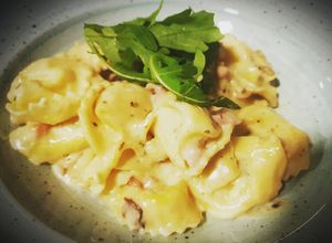 Una foto de Tortellini con salsa de quesos, portobello y sajonia