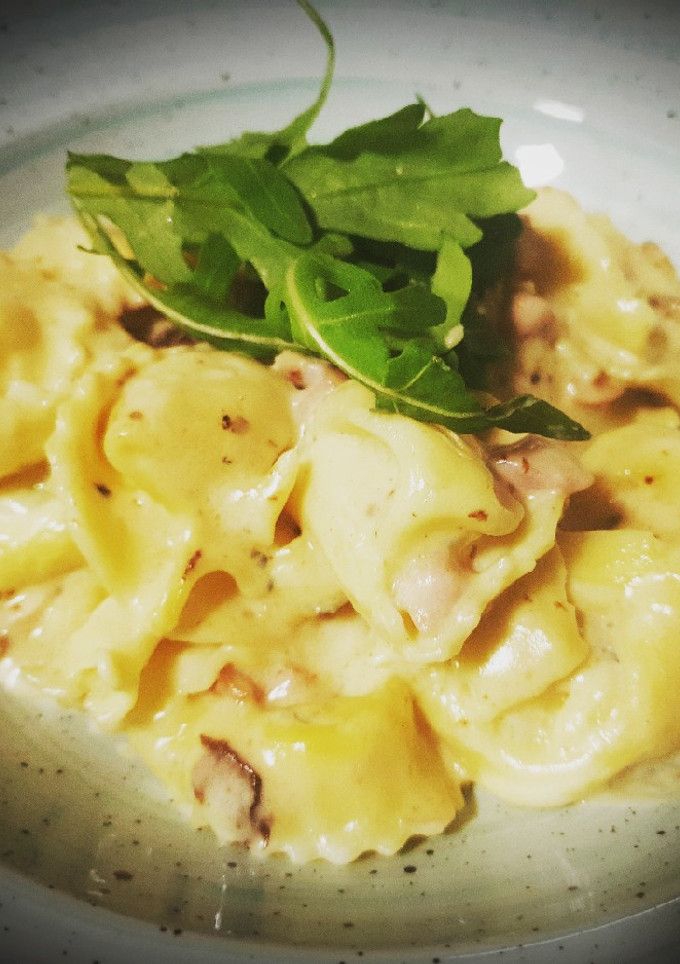Una foto de Tortellini con salsa de quesos, portobello y sajonia