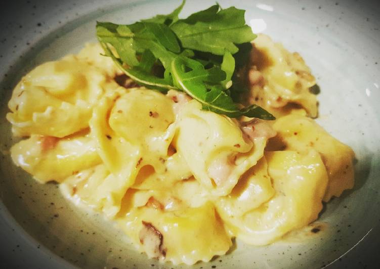 Tortellini con salsa de quesos, portobello y sajonia