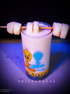 A picture of Banana Thandai Smoothie.
