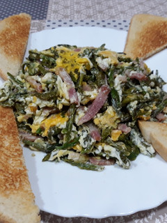 Una foto de Revuelto de espárragos silvestres con bacon y huevo