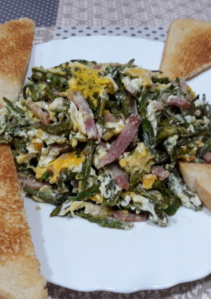 Una foto de Revuelto de espárragos silvestres con bacon y huevo