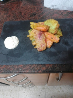 Una foto de Tempura de verduras con alioli