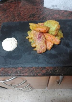 Una foto de Tempura de verduras con alioli