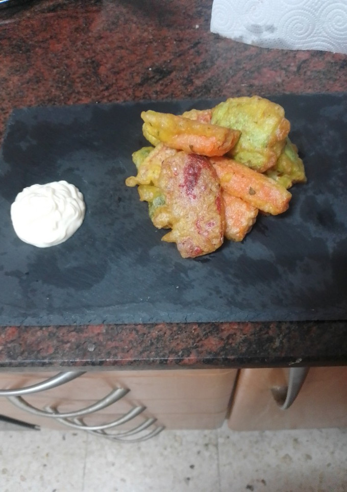 Una foto de Tempura de verduras con alioli