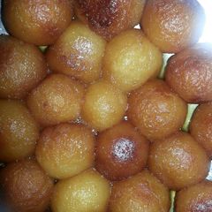 A picture of Gulab Jamun.