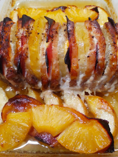 Una foto de Lomo de cerdo asado con queso y piña
