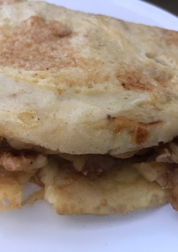 Una foto de Panqueque de avena con manzana y nuez