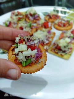 બિસ્કીટ પીઝા (Biscuit Pizza Recipe In Gujarati) રેસીપી મુખ્ય ફોટો