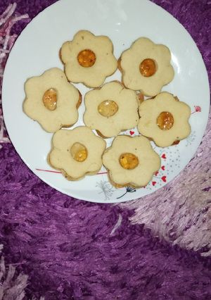A picture of Jam filled cookies.
