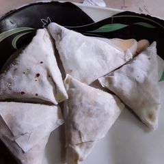A picture of Chicken and vegie samosas.