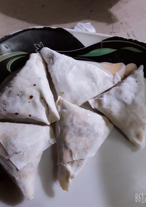 A picture of Chicken and vegie samosas.