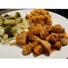 Una foto de Cerdo agridulce con piña, puré de camote y ensalada de mamá