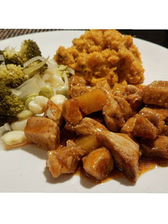 Una foto de Cerdo agridulce con piña, puré de camote y ensalada de mamá