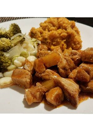 Una foto de Cerdo agridulce con piña, puré de camote y ensalada de mamá