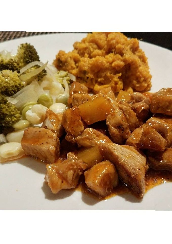 Una foto de Cerdo agridulce con piña, puré de camote y ensalada de mamá