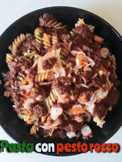 Una foto de Ensalada de pasta con pesto rosso en Mambo