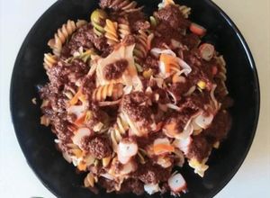 Una foto de Ensalada de pasta con pesto rosso en Mambo