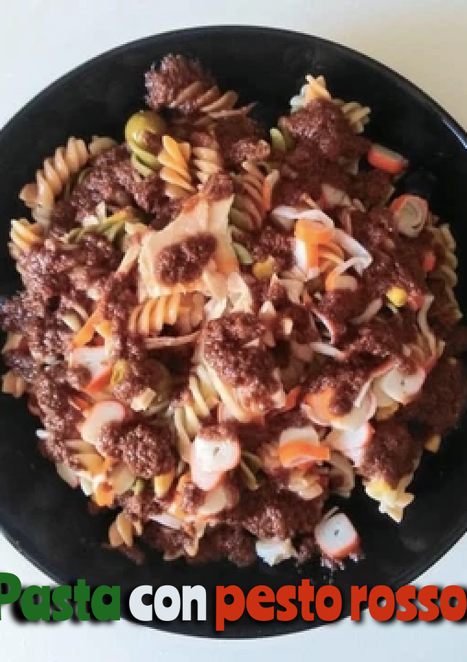 Una foto de Ensalada de pasta con pesto rosso en Mambo