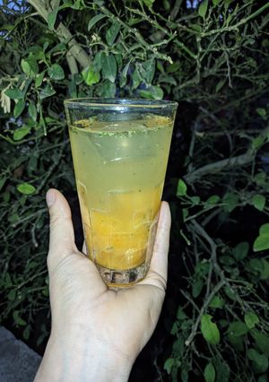 Una foto de Mojito de mandarina y menta sin alcohol