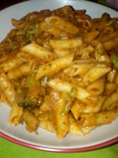 Una foto de Pasta con pate y brócoli