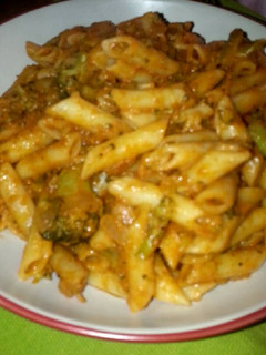 Una foto de Pasta con pate y brócoli