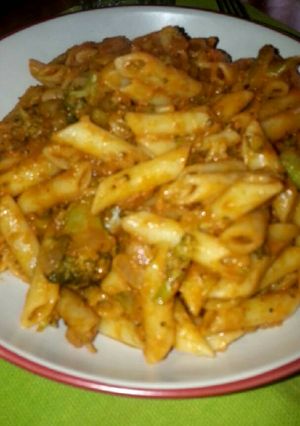 Una foto de Pasta con pate y brócoli
