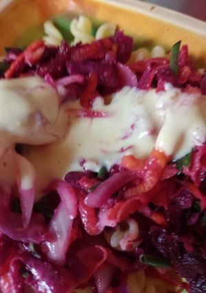 Una foto de Ensalada de fideos y hortalizas 🥕🧅💚
