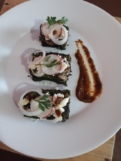 Una foto de Taquitos de hoja santa rellenos