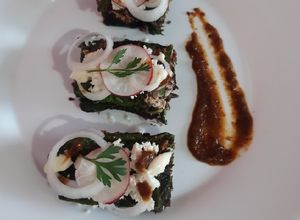 Una foto de Taquitos de hoja santa rellenos