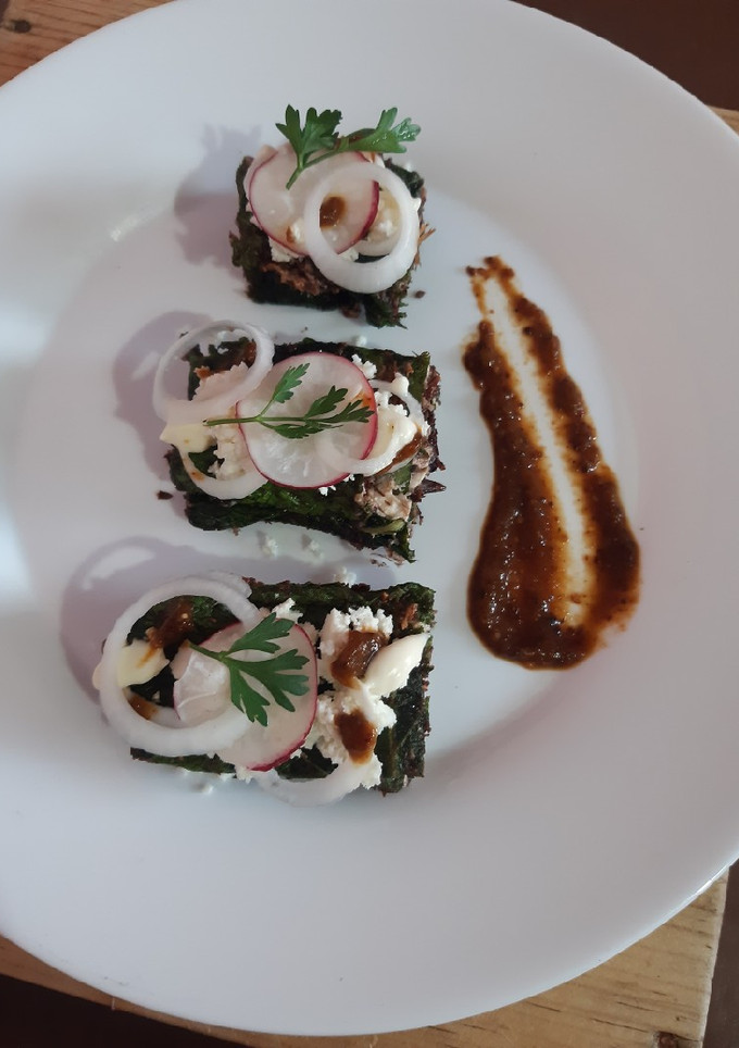 Una foto de Taquitos de hoja santa rellenos