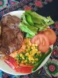 Churrasco con ensalada con muchos colores