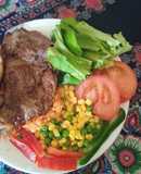 Churrasco con ensalada con muchos colores