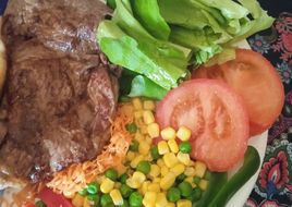 Churrasco con ensalada con muchos colores