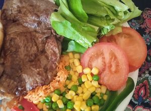 Una foto de Churrasco con ensalada con muchos colores