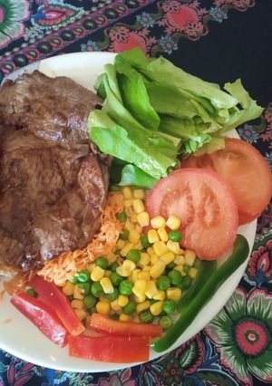 Una foto de Churrasco con ensalada con muchos colores