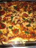 Pizza de pepperoni ajo y perejil