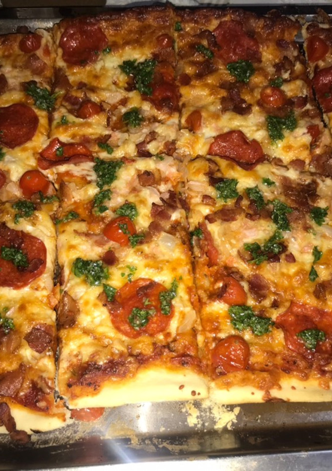 Una foto de Pizza de pepperoni ajo y perejil