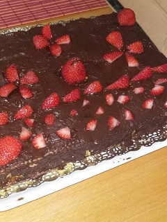 Una foto de Tarta de galletas y crema con fresas
