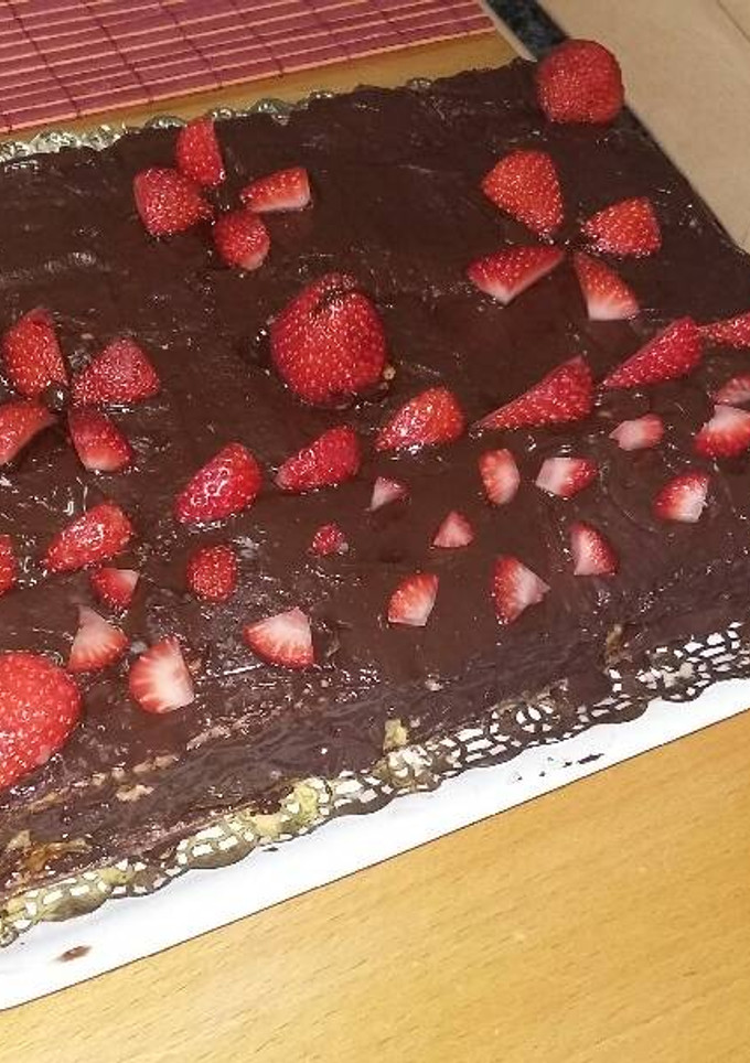 Una foto de Tarta de galletas y crema con fresas