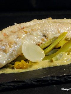 Una foto de Lomos de caballa en escabeche con encurtidos y salsa de alcaparras