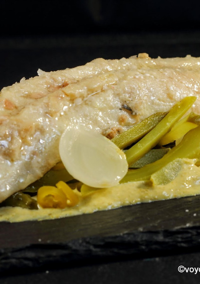 Una foto de Lomos de caballa en escabeche con encurtidos y salsa de alcaparras