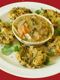 மெந்தய கீரை வடை, மெந்தய கீரை தக்காளி சாஸ் (Venthaya keerai vadai, keerai sauce recipe in tamil) செய்முறை முக்கிய புகைப்படம்