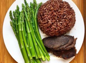 Hình của món Eatclean: Cơm gạo lứt, măng tây luộc và bắp bò kho mật mía (7).