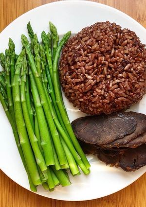 Hình của món Eatclean: Cơm gạo lứt, măng tây luộc và bắp bò kho mật mía (7).