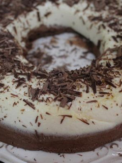 Una foto de Gelatina cremosa de chocolate y queso